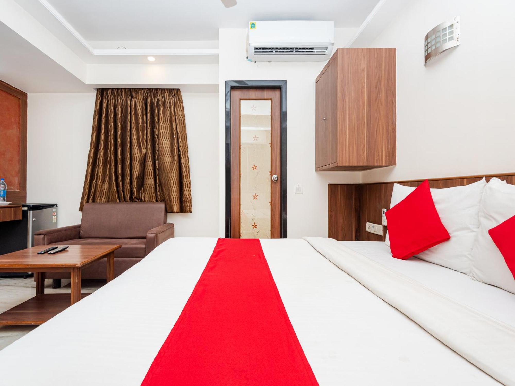 Hotel Balwas Surat Exterior foto