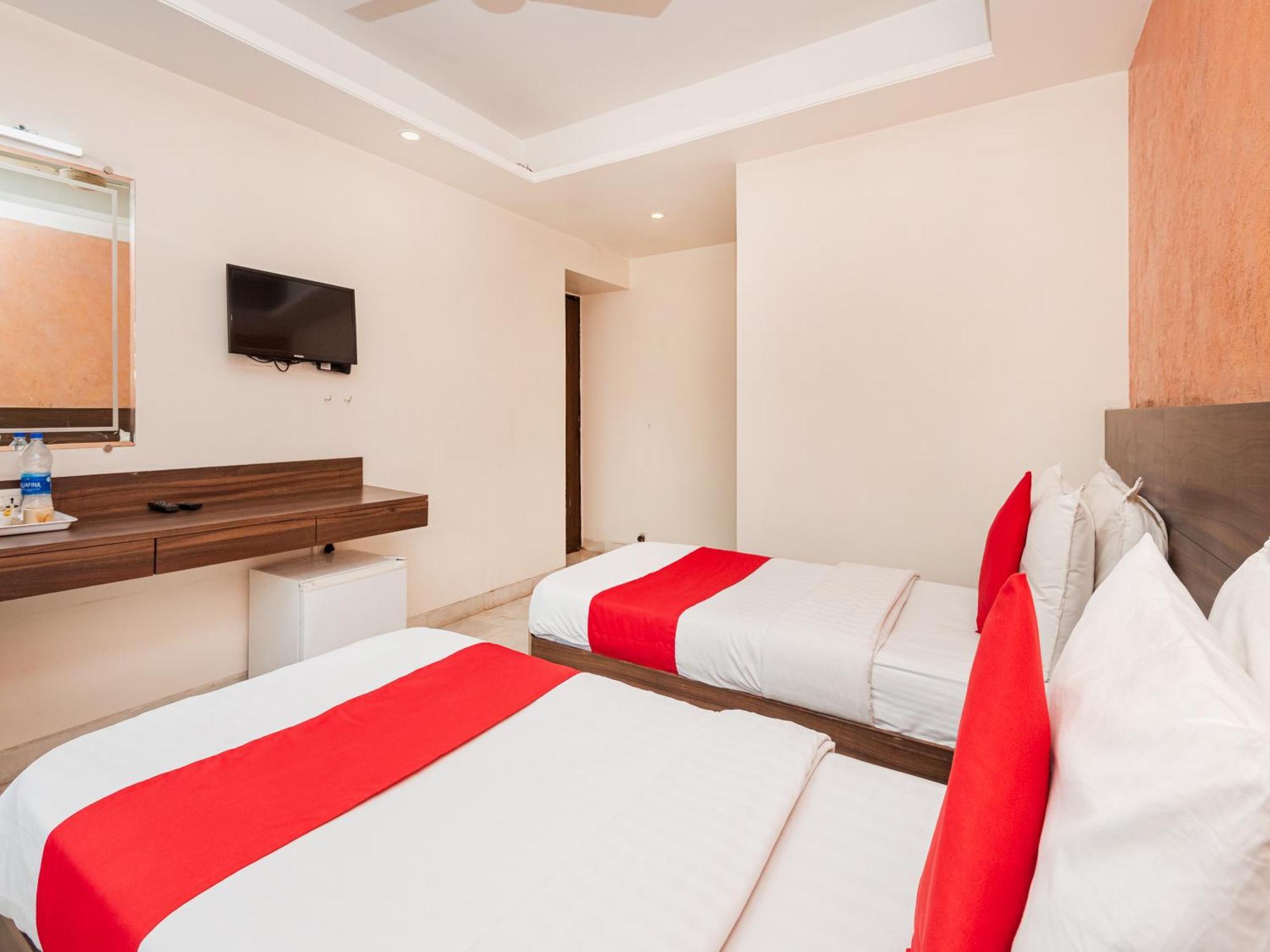 Hotel Balwas Surat Exterior foto