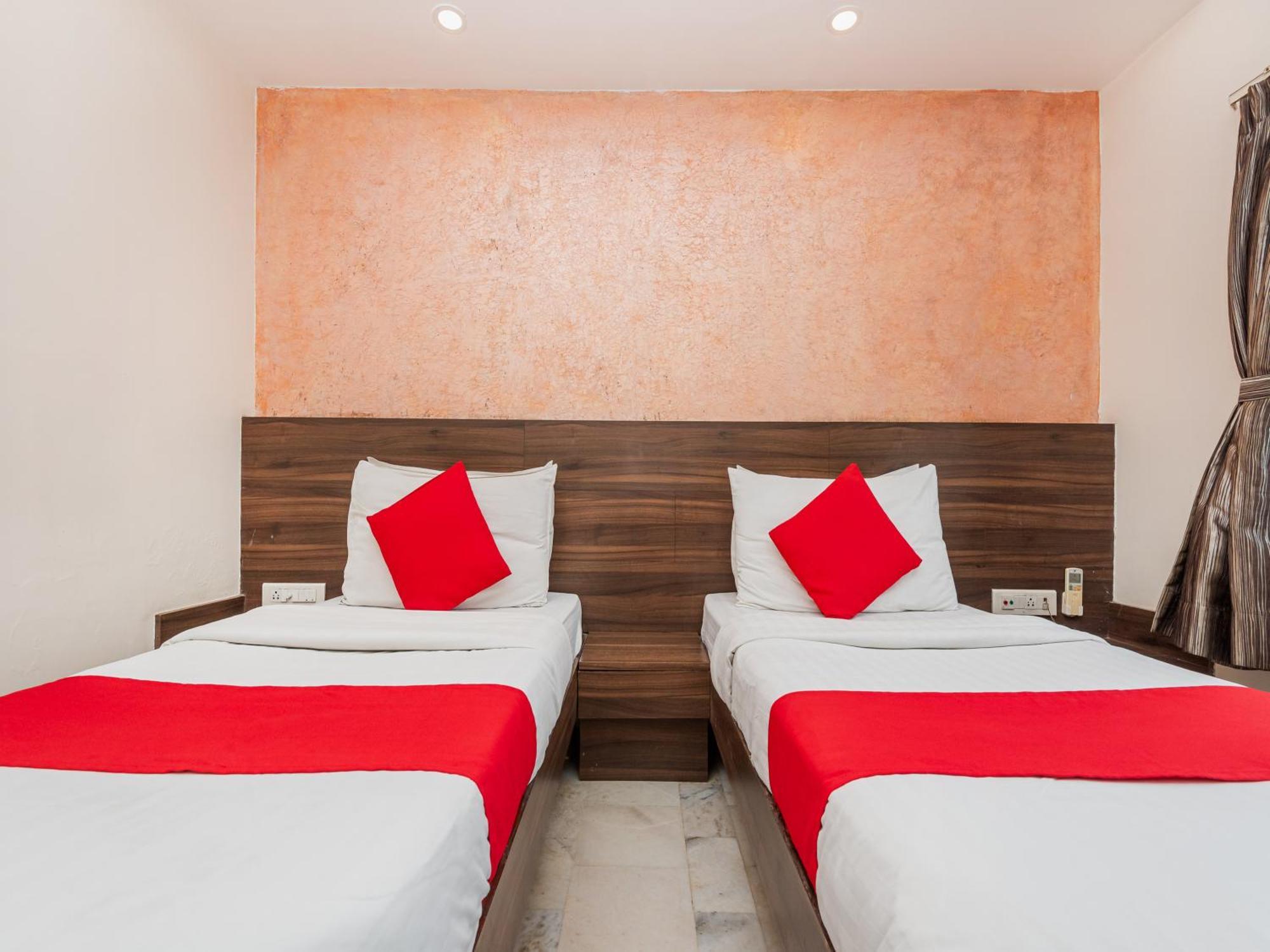 Hotel Balwas Surat Exterior foto