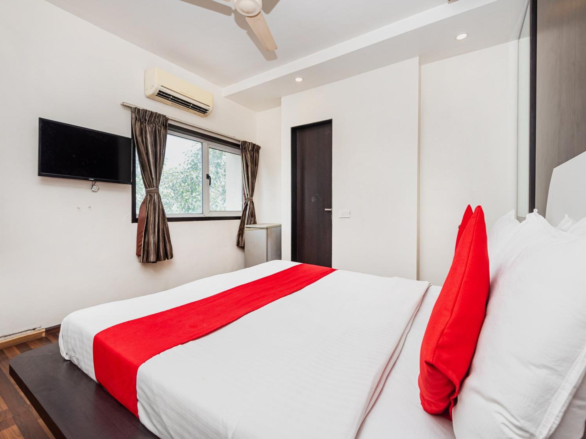 Hotel Balwas Surat Exterior foto
