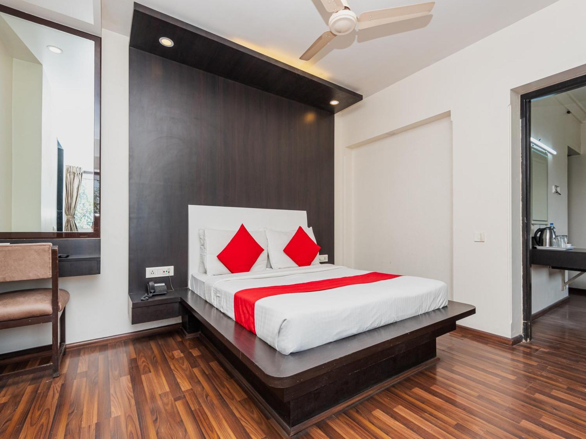 Hotel Balwas Surat Exterior foto
