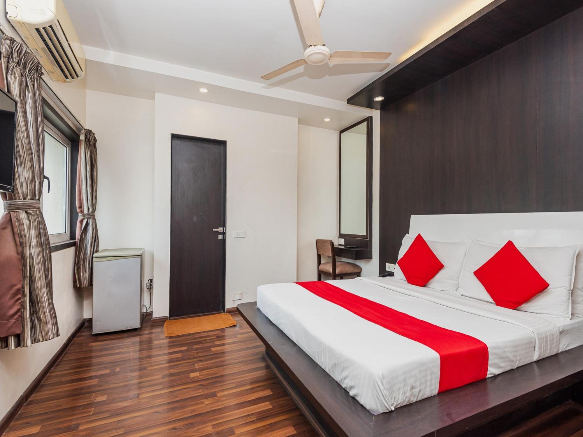 Hotel Balwas Surat Exterior foto