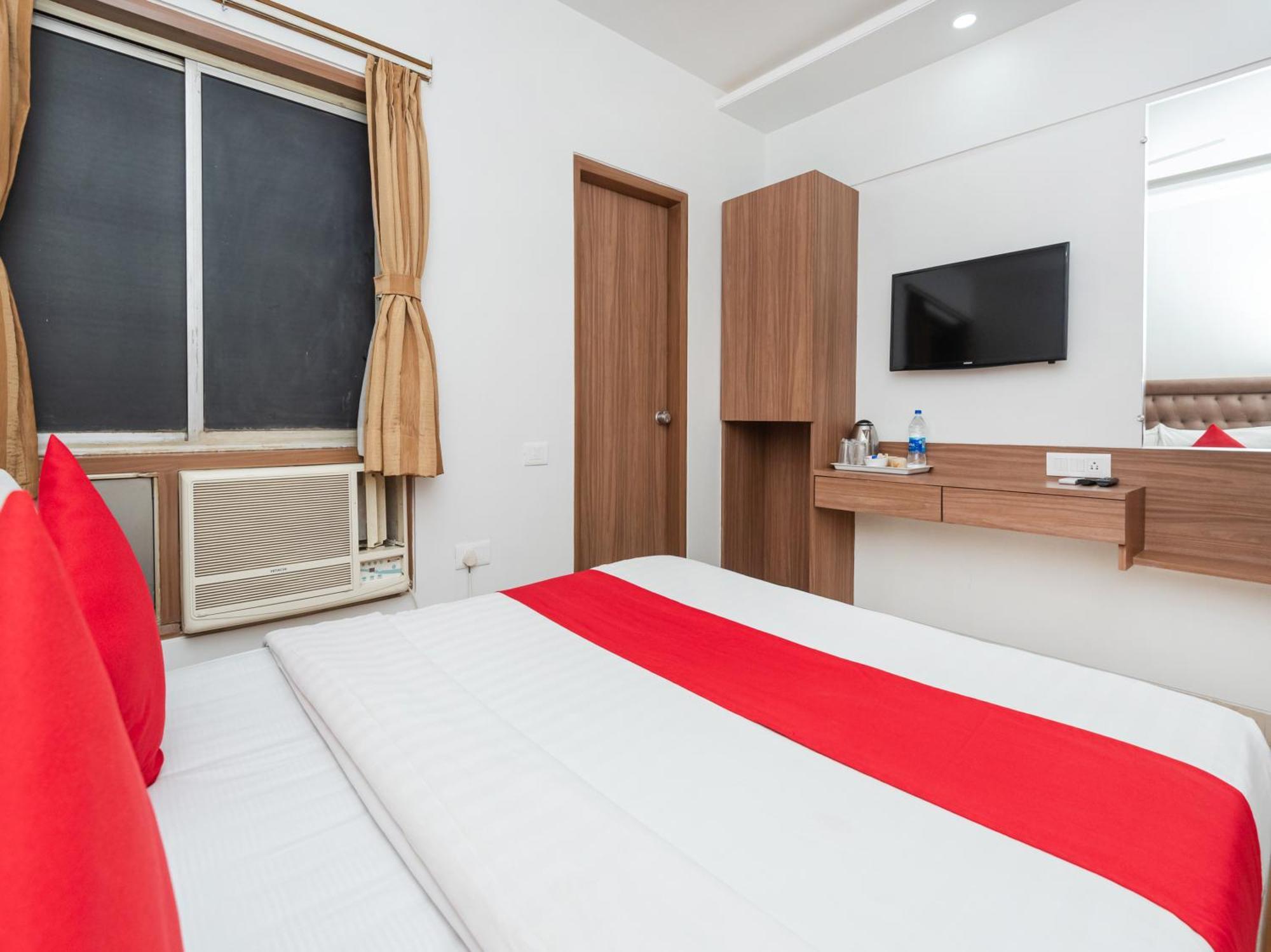 Hotel Balwas Surat Exterior foto