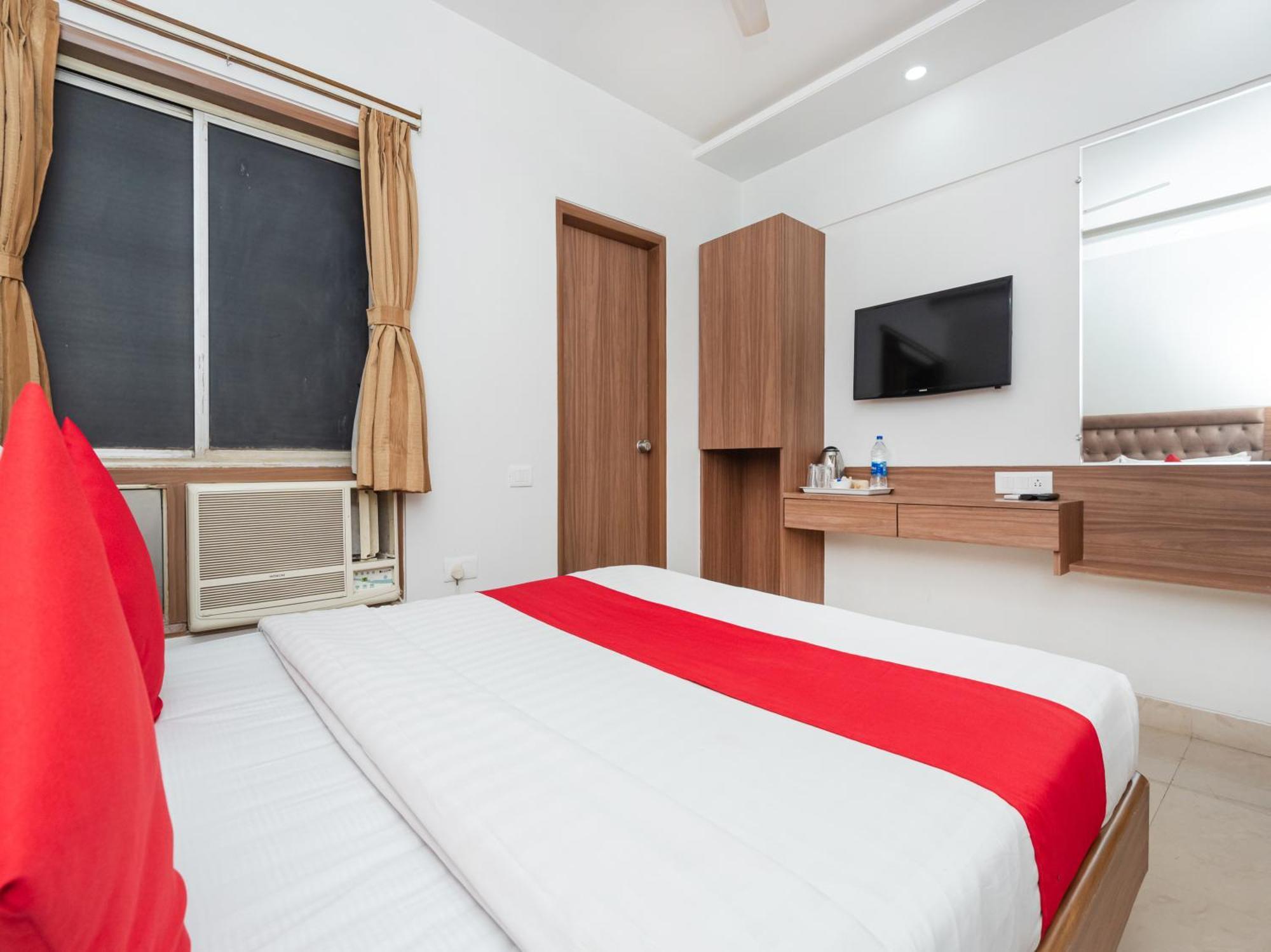 Hotel Balwas Surat Exterior foto