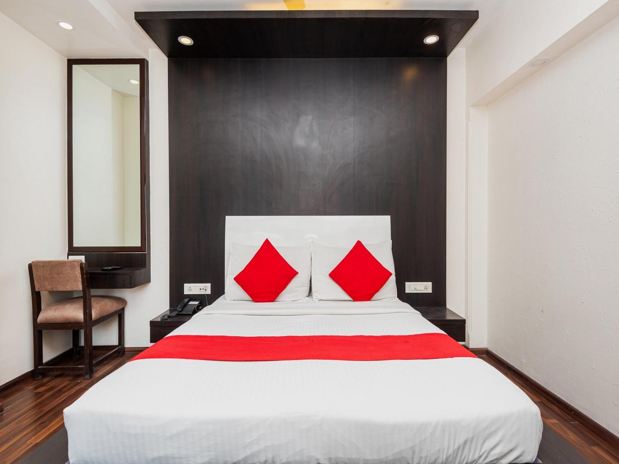 Hotel Balwas Surat Exterior foto